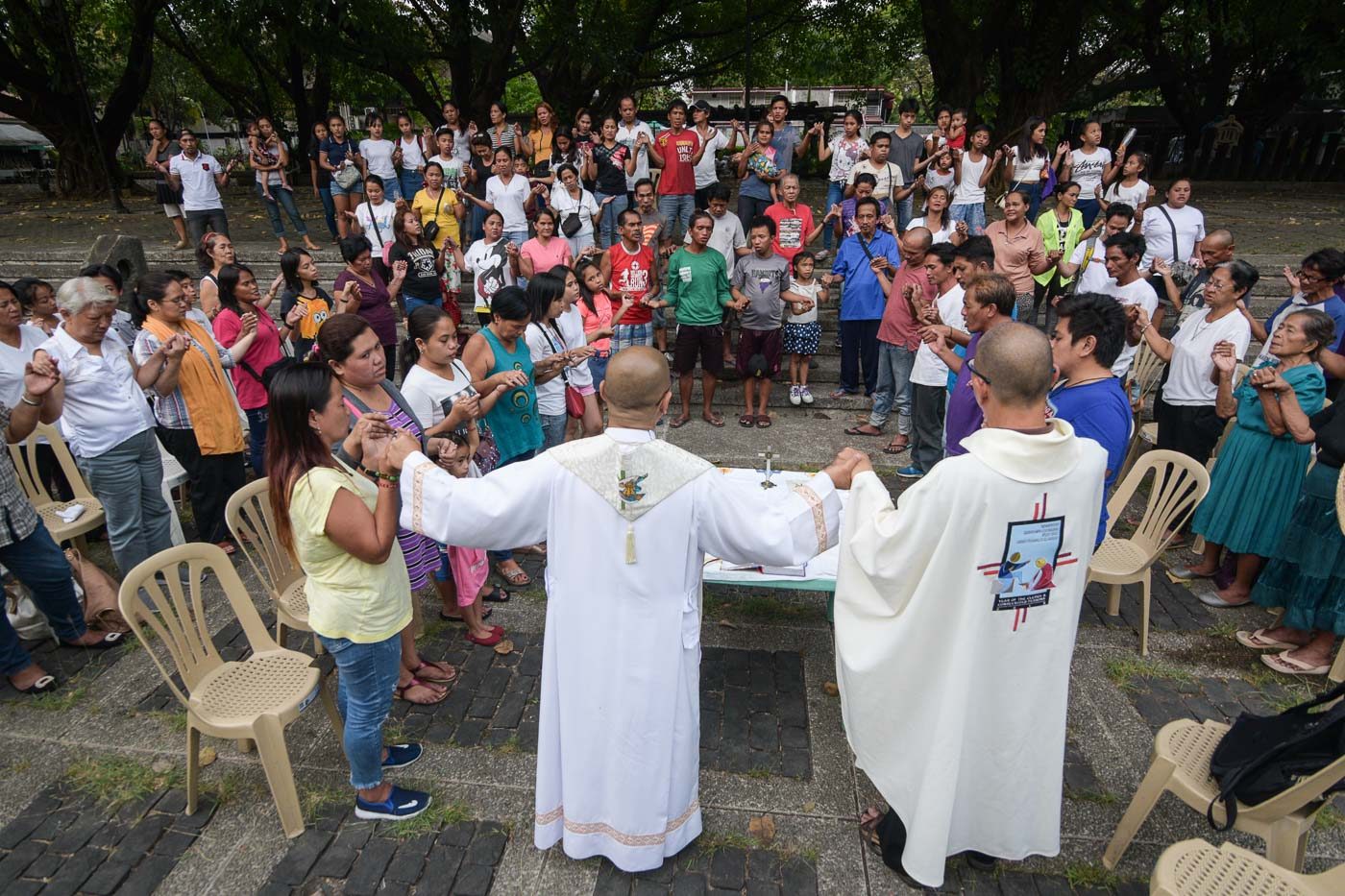 HOLY MASS. Around a hundred individuals from different urban poor communities around Metro Manila celebrate Mass, and observe the Washing of the Feet, at the Bantayog ng Mga Bayani.