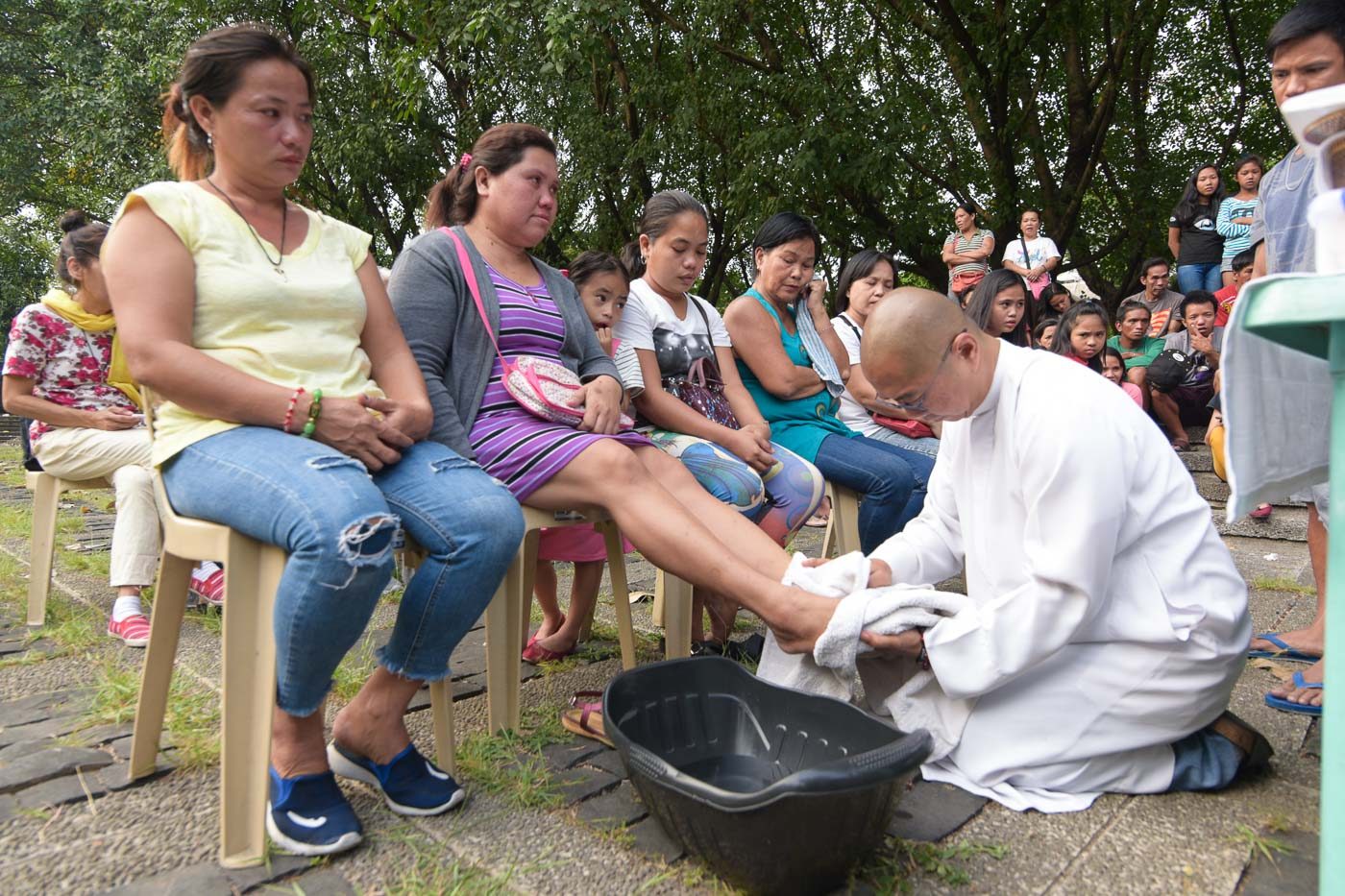 EMPOWERED. Father Flavie Villanueva washes the feet of the women who lost their loved ones in the government's drug war.  