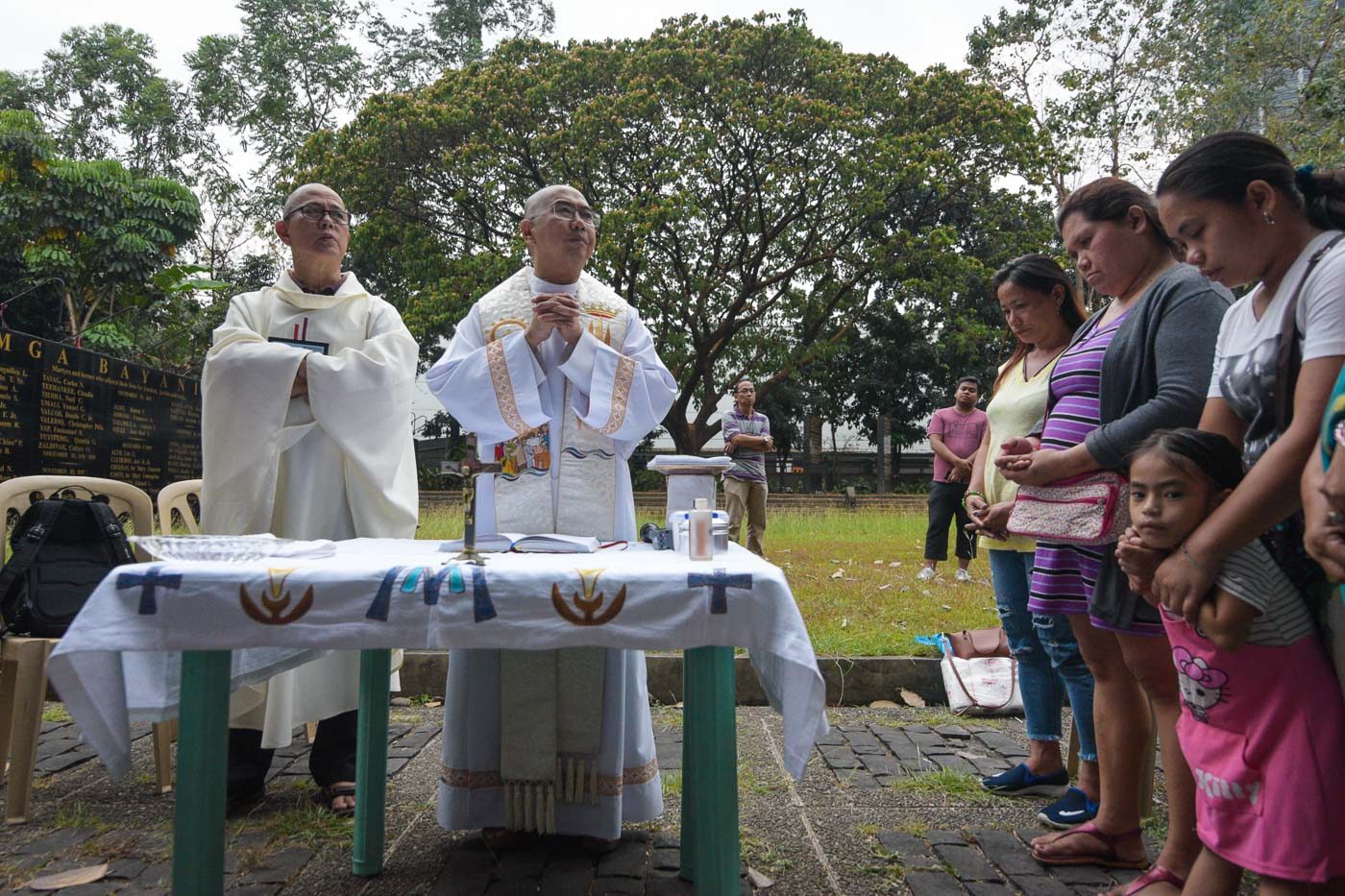 CONCELEBRANT. Running priest Father Robert Reyes (left) deliver the homily during the mass. 
