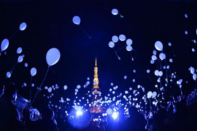 People release balloons to celebrate the New Year at the Prince Park Tower in Tokyo on January 1, 2016. More than 1,000 balloons were released, carrying with them new year wishes. Photo by Kazuhiro Nogi/AFP   