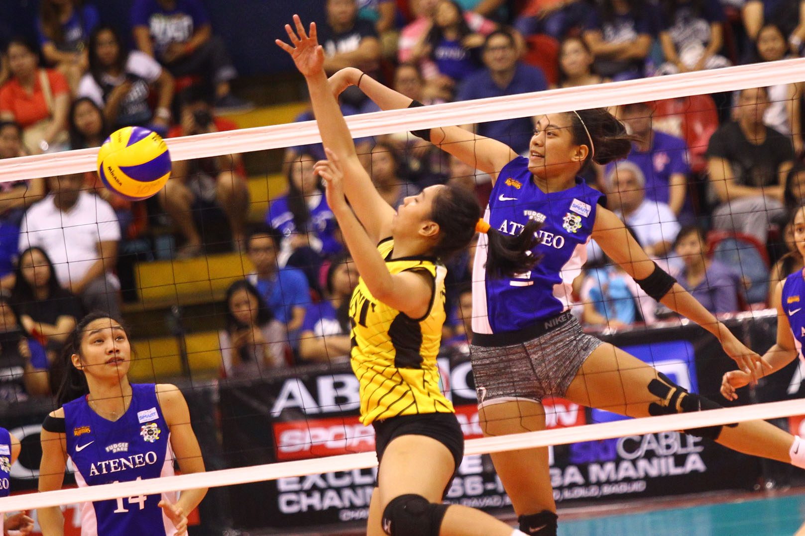 Ateneo Lady Eagles slay UST Tigresses in straight sets
