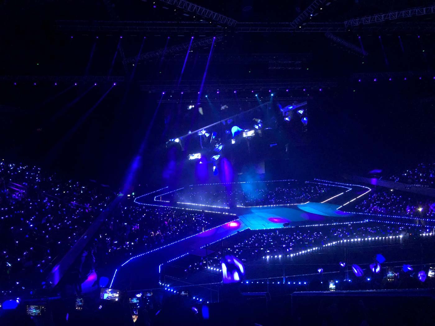 SAPPHIRE BLUE. The Mall of Asia Arena turns into a sapphire blue ocean on December 15, 2019. Photo by Gracia Lualhati/Rappler  