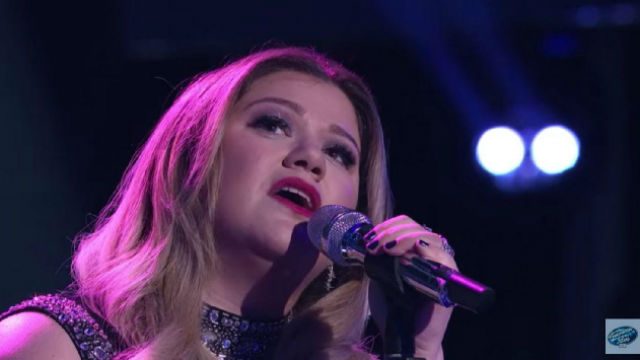 WATCH: Kelly Clarkson’s performance brings ‘American Idol’ judges to tears