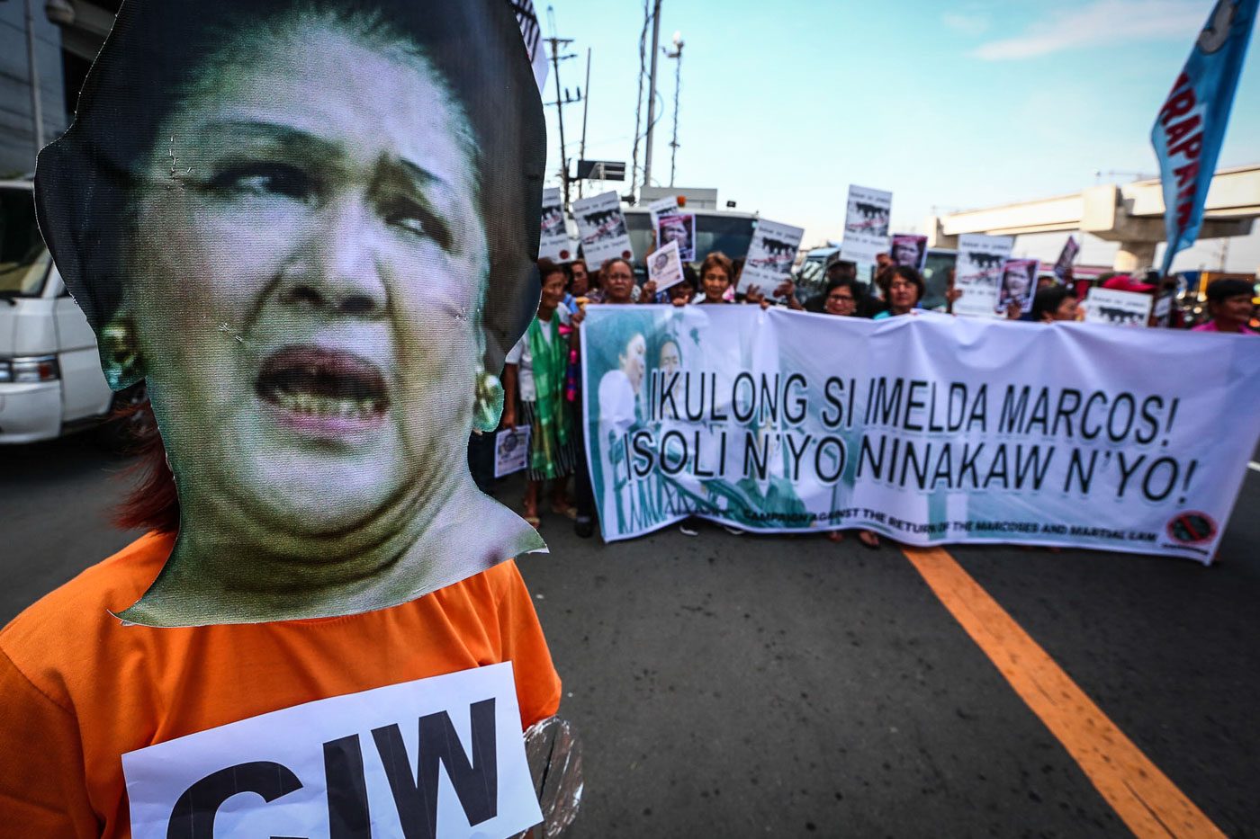 'JAIL IMELDA MARCOS.' Martial Law victims and militant groups rally outside the Sandiganbayan on November 16, 2018. All photos by Jire Carreon/Rappler  