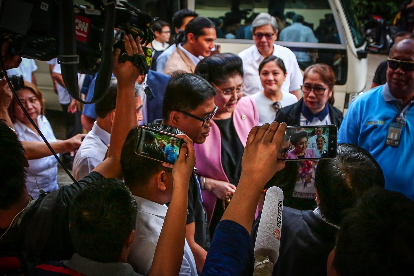 LOOK: Jeers, cheers as Imelda Marcos appears in Sandiganbayan