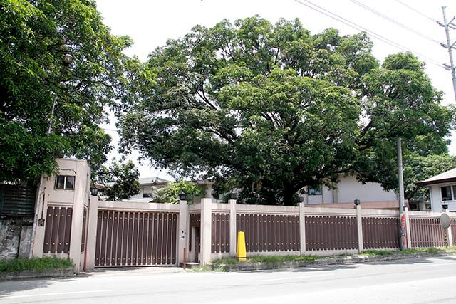 ON STAKEOUT. Reporters stay outside this building in Tandang Sora, Quezon City, for latest developments on the Iglesia ni Cristo controversy. Photo by Mark Saludes/Rappler   