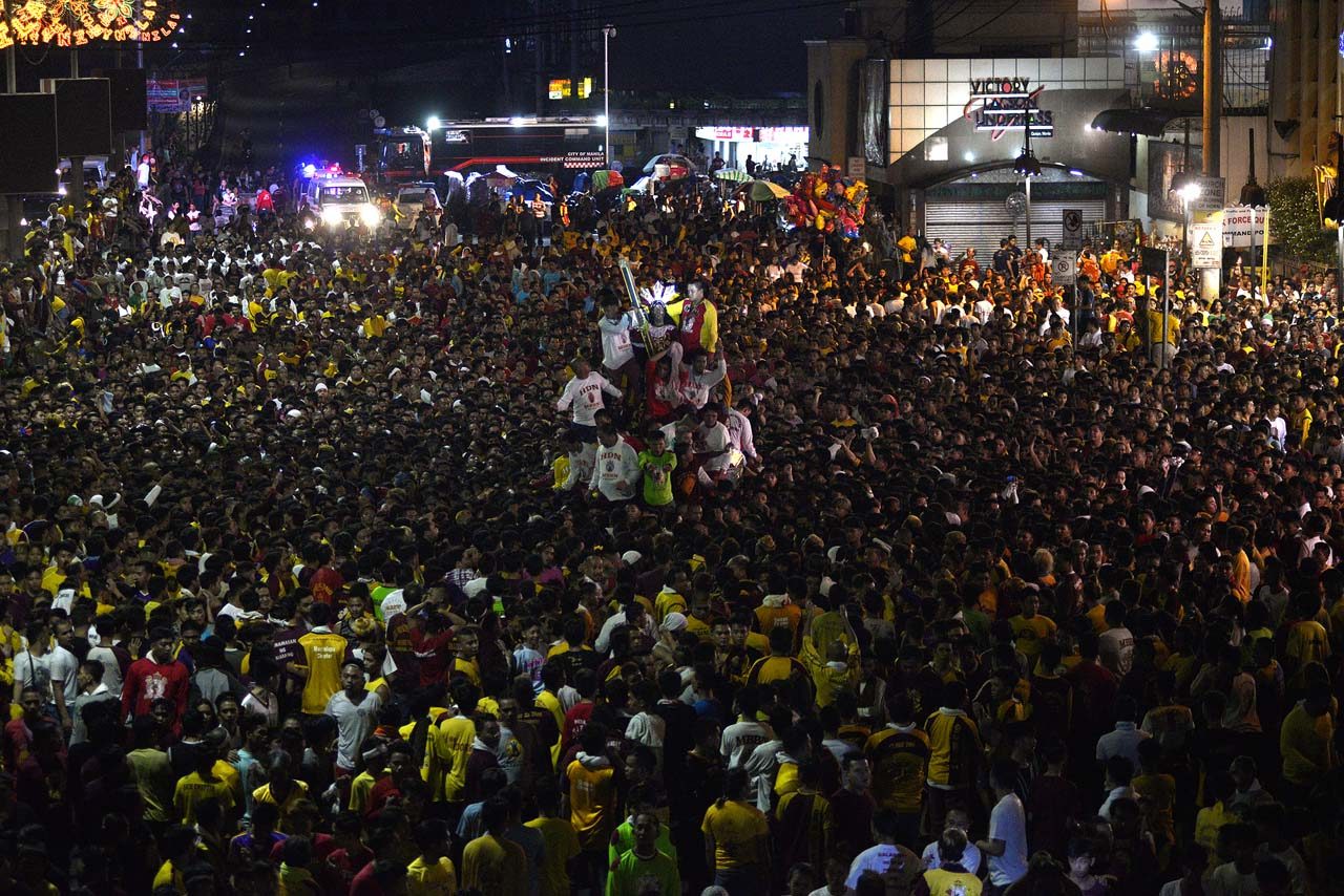 THANKSGIVING. Devotees converge around Quiapo Church in Manila for the thanksgiving procession ahead of the feast of the Black Nazarene on January 9. Photo by Maria Tan/Rappler