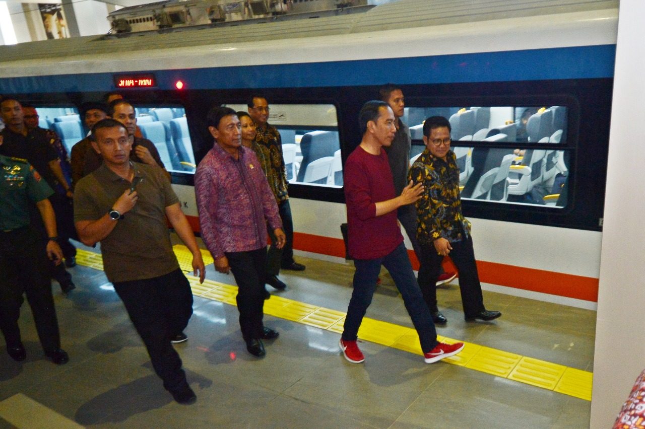 DIAJAK. Presiden Joko "Jokowi" Widodo terlihat mengajak Ketua Umum Partai Kebangkitan Bangsa (PKB) Muhaimin Iskandar dalam peresmian kereta bandara pada Selasa, 2 Januari. Foto: Kementerian Perhubungan 
