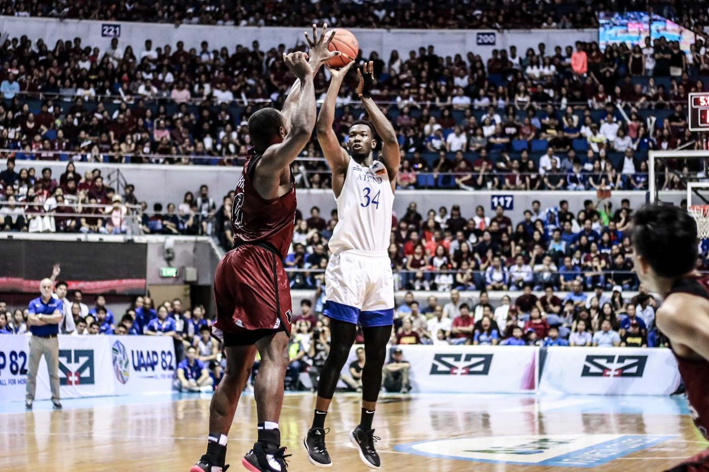 TEAM TOWERS. Ateneo's Ange Kouame wins the battle of the bigs as the Ivorian slotman posts 19 points, 15 rebounds, and 7 blocks. UP's Bright Akhuetie, meanwhile, gets into early foul trouble to finish with a measly 6 points. Photo by Michael Gatpandan/Rappler    