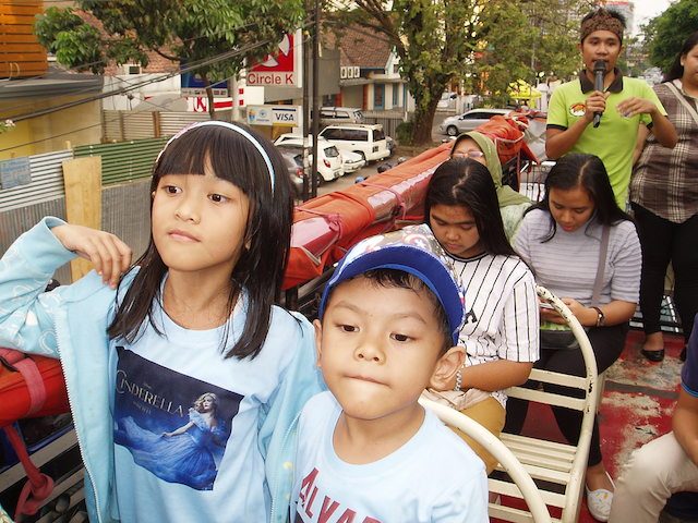 Serunya ngabuburit naik Bandros di Bandung