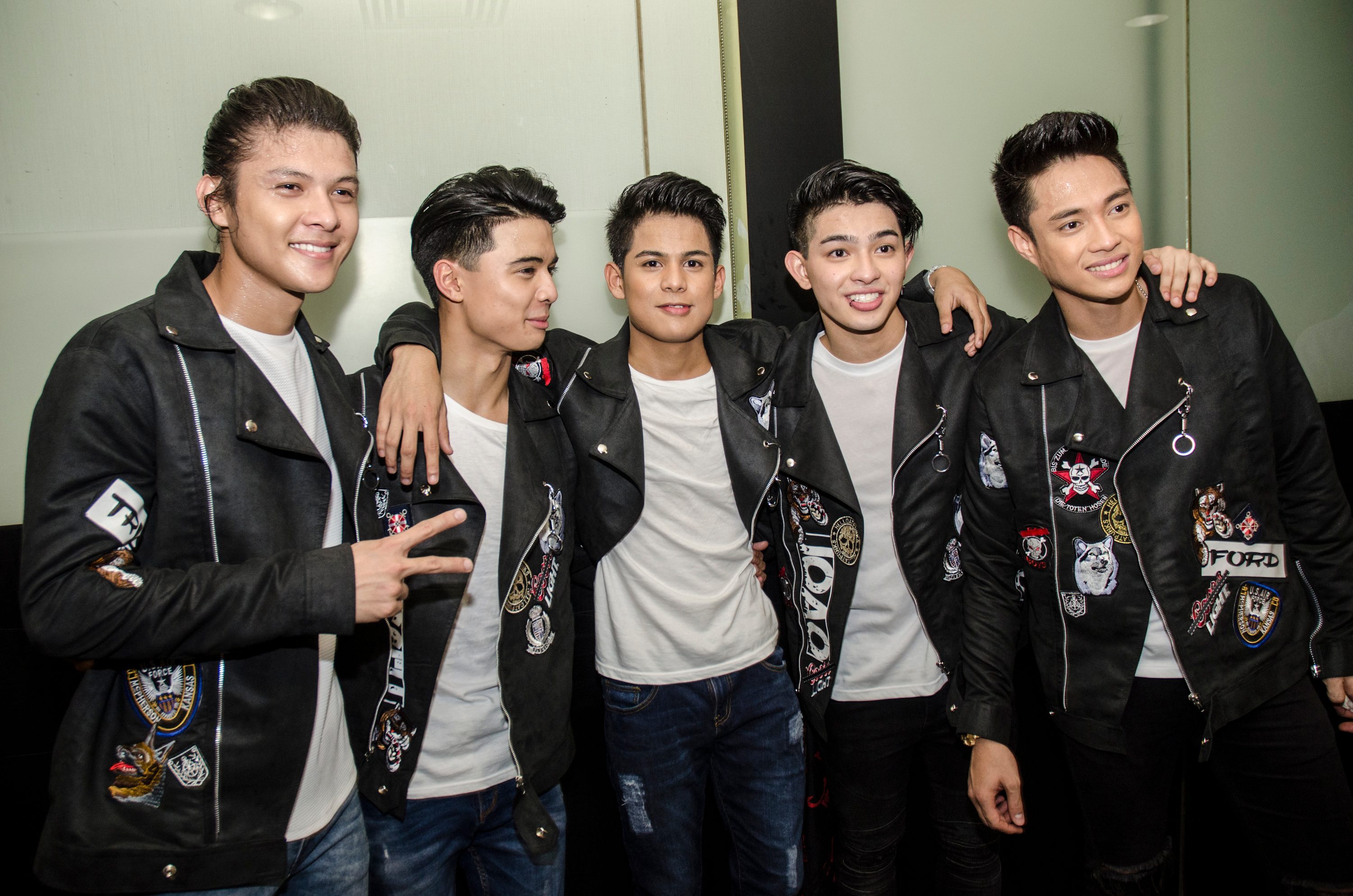 Niel Murillo (middle) with the rest of his groupmates. Photo by Rob Reyes/Rappler 