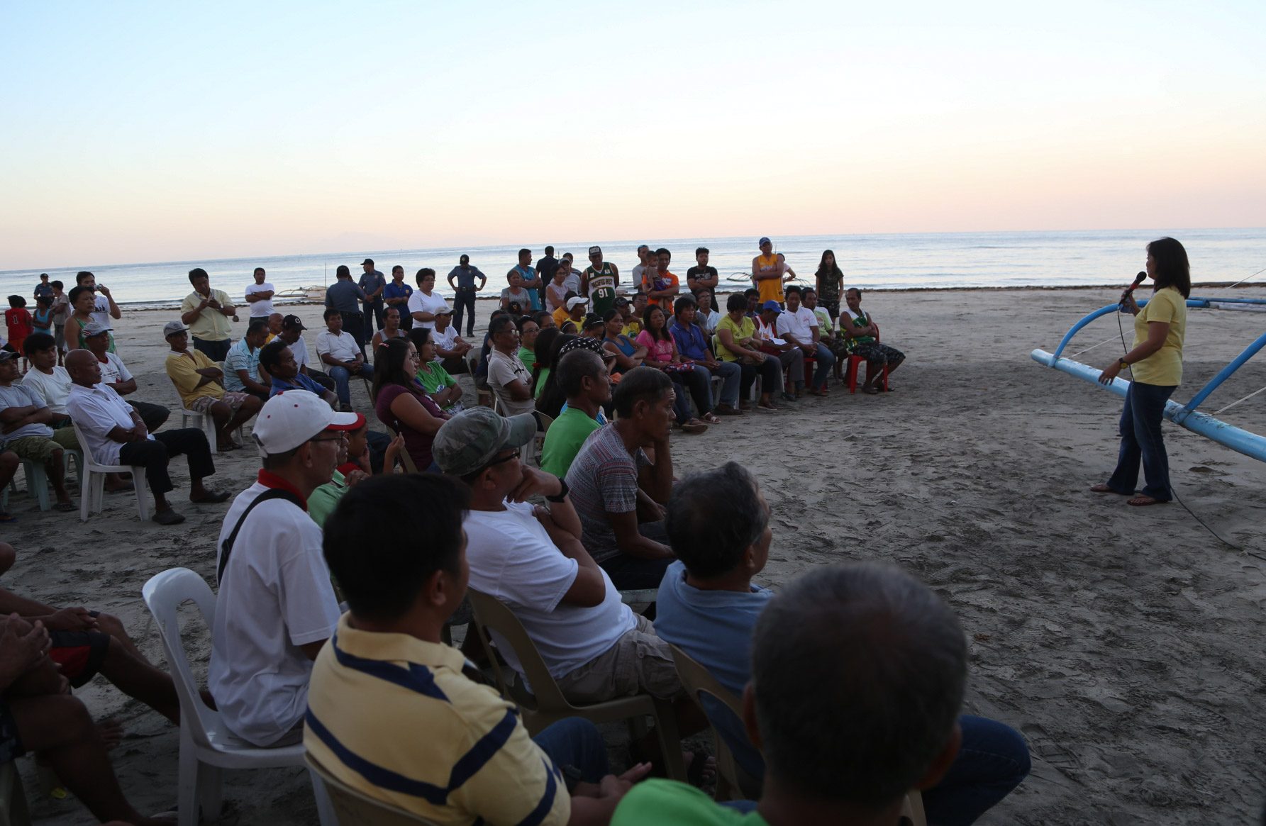 MAKING HERSELF KNOWN. Liberal Party vice presidential bet Leni Robredo makes an unscheduled stop and holds a dialogue with fishermen and their families in Brgy. Jawili, Tangalan, Aklan. Photo courtesy of Leni Robredo Media Bureau  