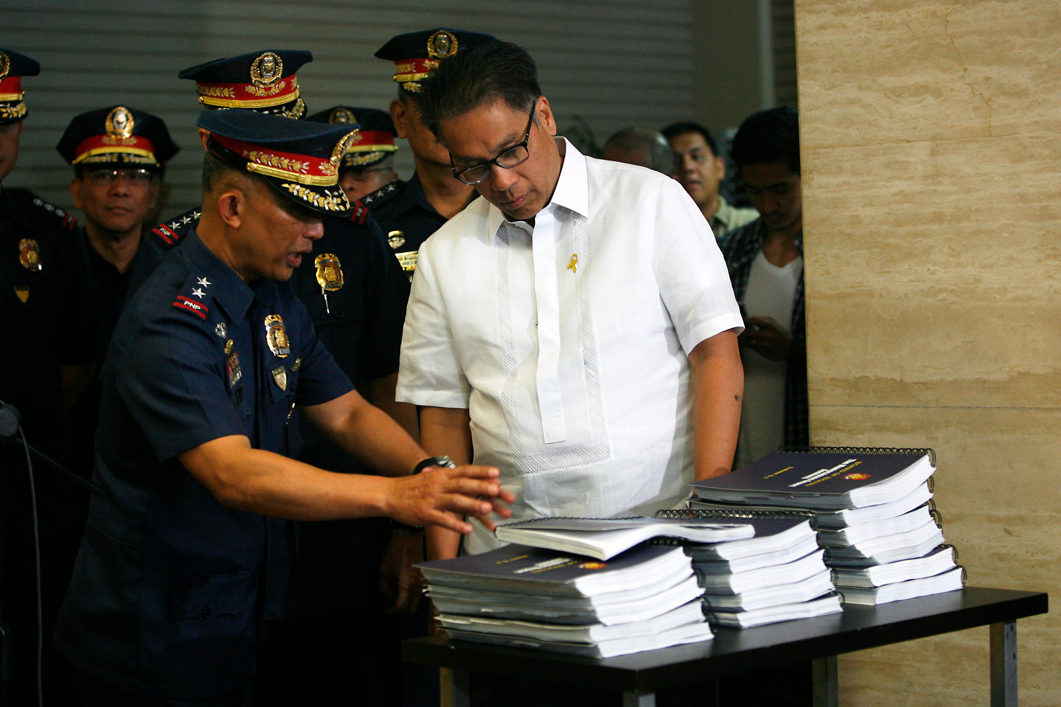 BOI REPORT. Magalong presents the BOI report to then DILG chief Mar Roxas. File photo by Ben Nabong/Rappler 