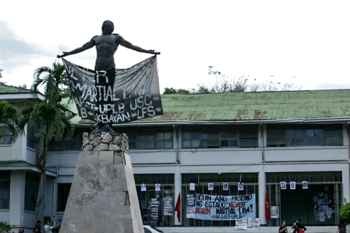 UPLB OBLATION. Students hang a banner on the UPLB oblation on Friday, September 21.  Photo by Neren Bartolay/Rappler 