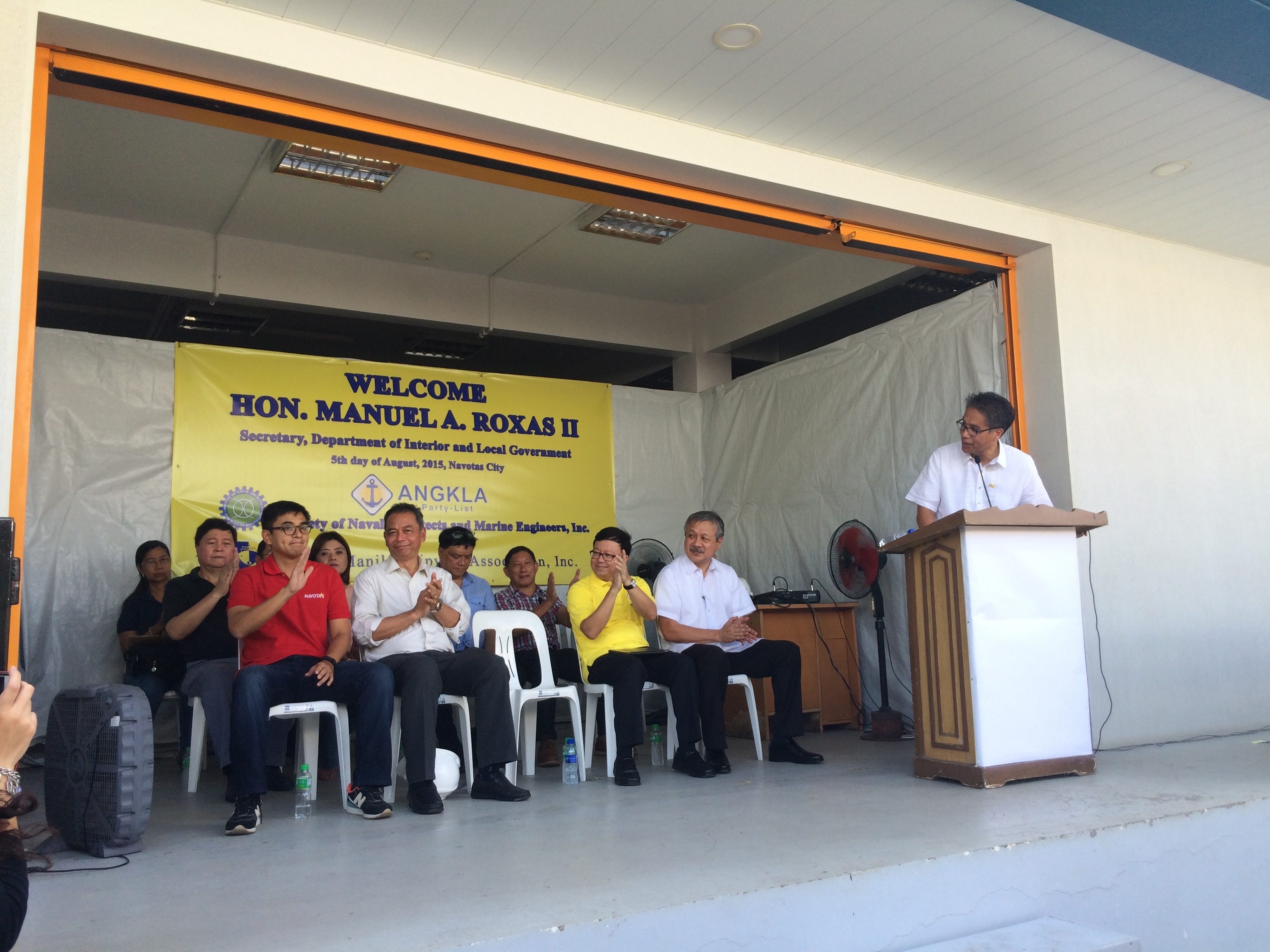 WHEN RED AND YELLOW MIX. Navotas Mayor John Rey Tiangco hosts Mar Roxas in his city. Photo by Bea Cupin/Rappler 