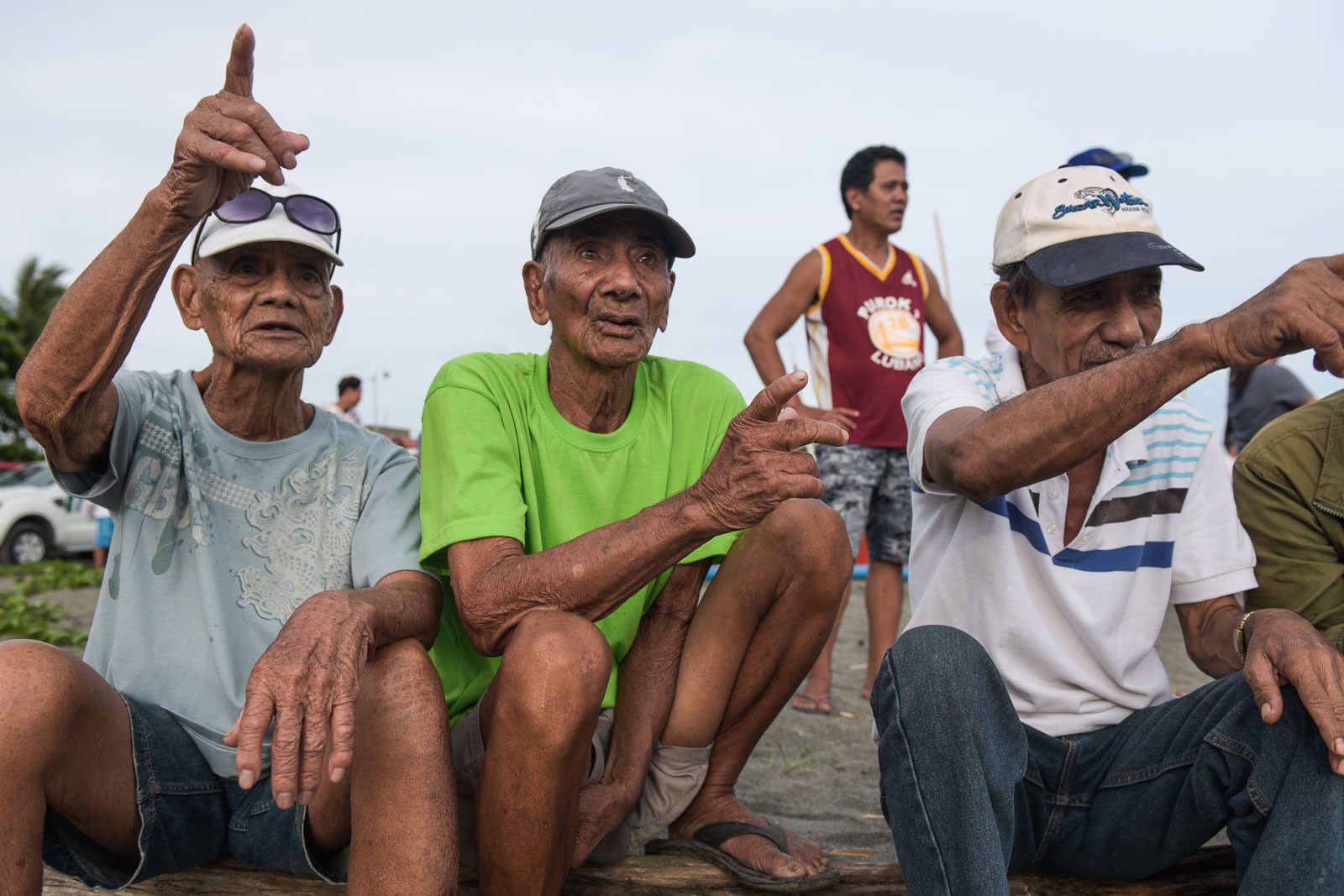 RETIRED. Floriano Villeza (center) says recalls camaraderie among fishermen from different countries in Recto Bank (Reed Bank). Photo by LeAnne Jazul/Rappler    