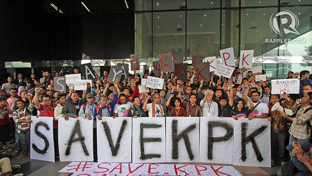 SAVE KPK. Activists quickly gathered at the KPK building on January 23, 2015, the day Bambang Widjojanto was arrested, to show their support. Photo by Rappler 
