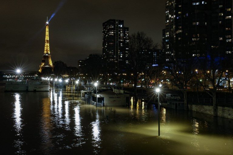 Seine reaches peak in flood-hit Paris