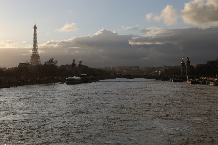 Seine swells higher, keeping Paris on alert
