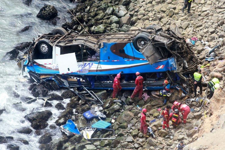 DEATH BUS. A handout picture released by Peruvian agency Andina shows rescuers, police, and firefighters working at the scene after a bus plunged around 100 meters (330 feet) from a cliff after colliding with a truck on a coastal highway near Pasamayo, around 45 km north of Lima, Peru, January 2, 2018. Photo by Andina/Handout/AFP   