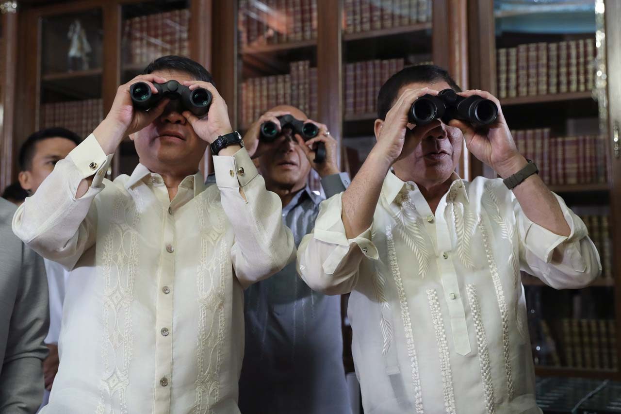 TESTING. President Rodrigo Duterte, Senate President Aquilino Pimentel III, and Defense Secretary Delfin Lorenzana try out the new binoculars donated to the Armed Forces of the Philippines in Malacanang Palace on August 15, 2017. Presidential Photo   