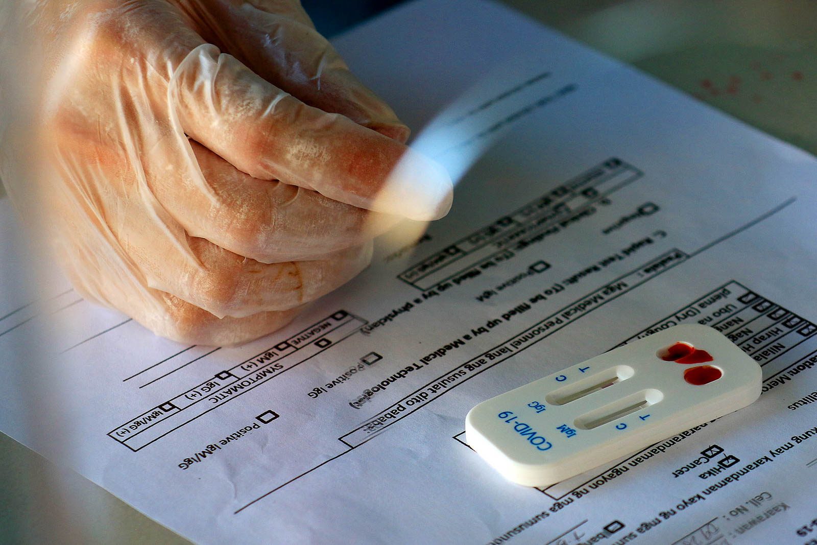 RAPID TEST. Health workers conduct rapid testing during community based testing in Sampaloc, Manila on May 8, 2020. Photo by Inoue Jaena/Rappler 