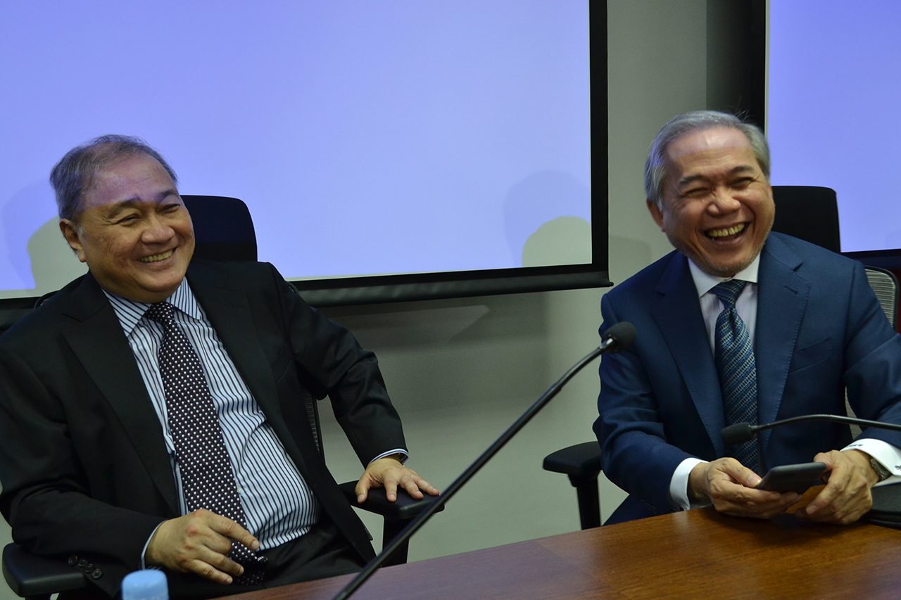 TEAM-UP. PLDT chief Manuel V. Pangilinan (L) laughs with PLDT legal counsel Ray Espinosa (R) on a comment on PLDT and Globe's marriage. Photo by Chrisee Dela Paz/Rappler    