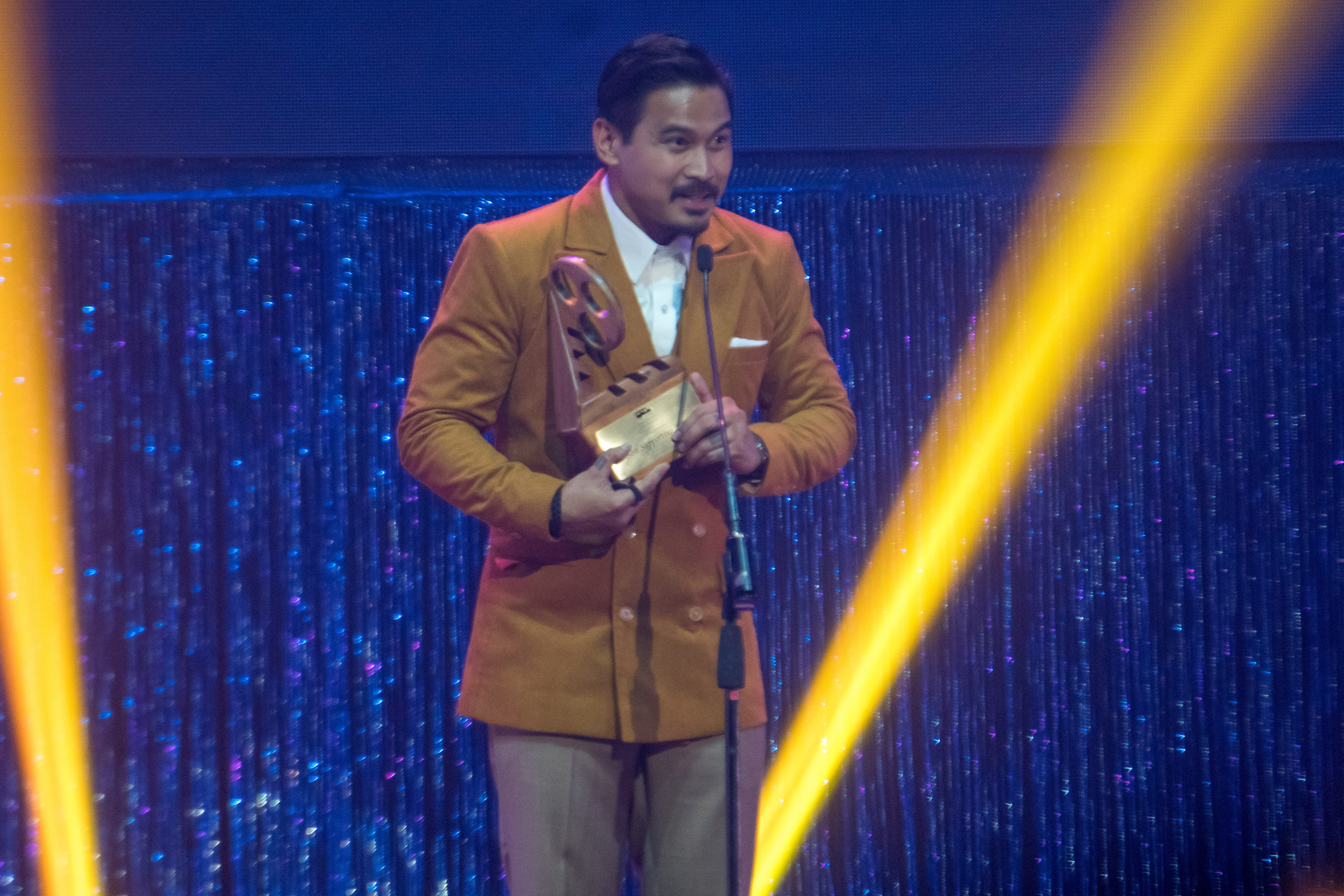 BEST SUPPORTING ACTOR. Joem Bascon receives his trophy for 'Write About Love.'  