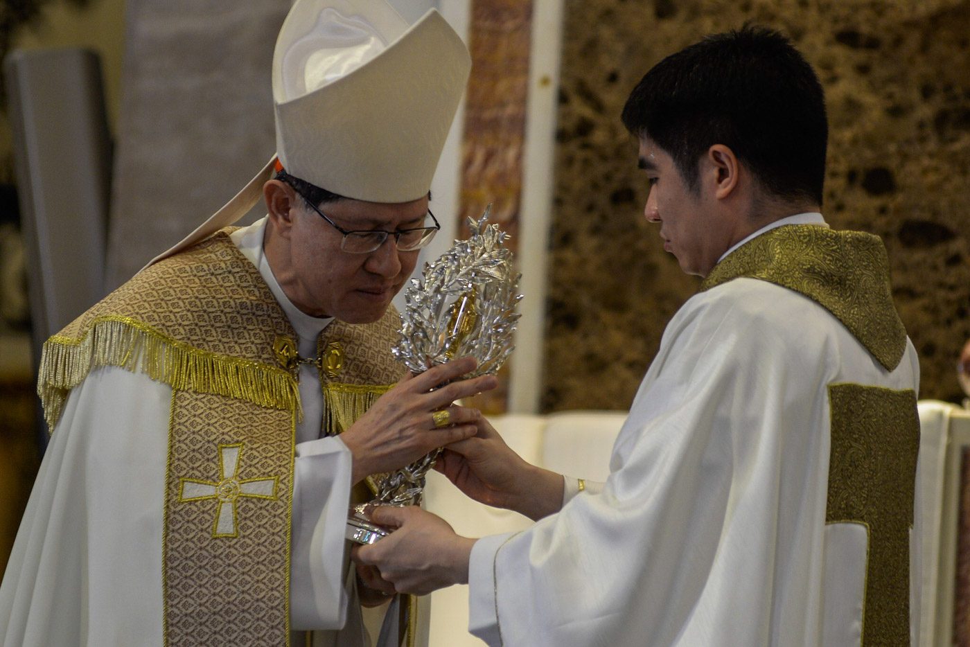 TOP PRELATE. Manila Archbishop Luis Antonio Cardinal Tagle honors the relic of the blood of the late Pope John Paul II during a welcome Mass on April 7, 2018. Photo by Maria Tan/Rappler 