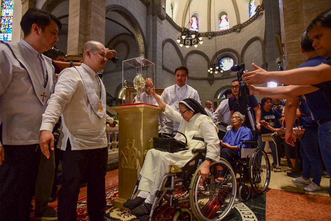 FERVENT PRAYERS. The Manila Cathedral allows the elderly and persons with disabilities to be first in line in venerating the blood relic of Pope Saint John Paul II. Photo by Maria Tan/Rappler 