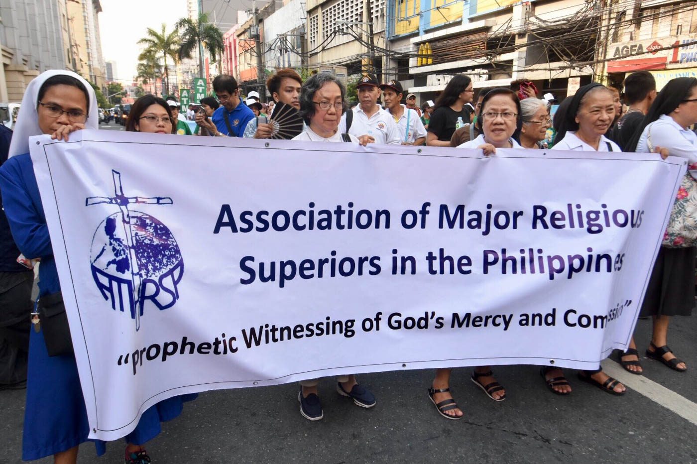 PROTEST. Religious organizations join in the symbolic march to Mendiola on World Environment Day. Photo by Angie de Silva/Rappler  