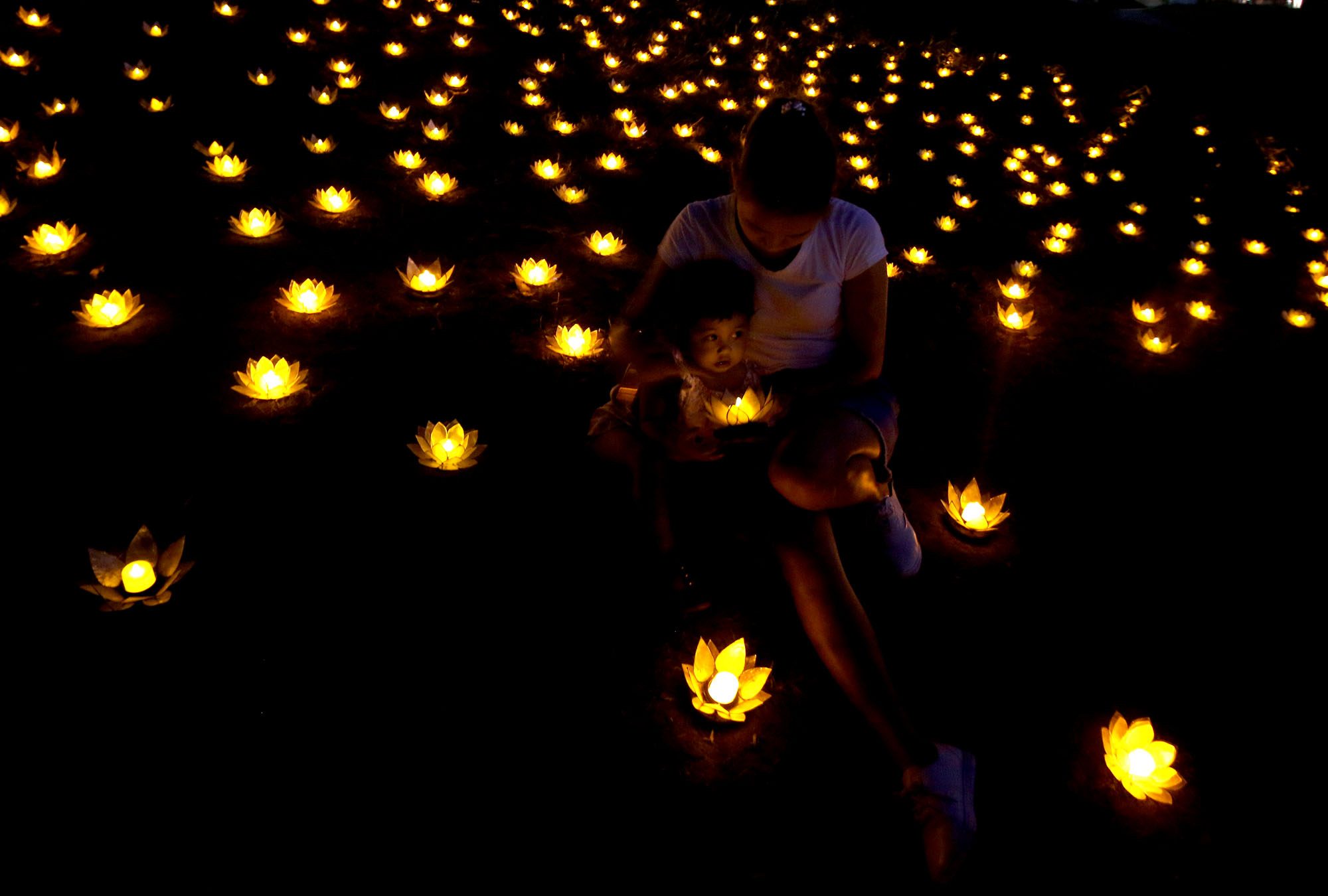 LANTERNS. Hundreds of capiz lanterns are lit in observance of Earth Hour along Marikina River in SM City Marikina. Photo by Inoue Jaena/Rappler 
