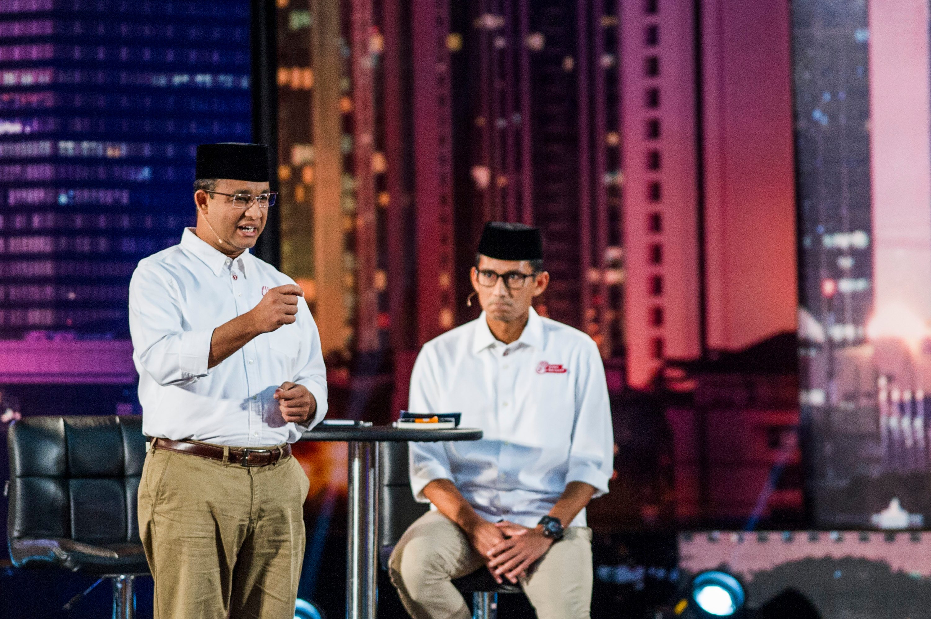 Pasangan cagub dan cawagub DKI Jakarta Anies Baswedan (kiri) bersama Sandiaga Uno (kanan) menyampaikan visi dan misinya saat debat di Hotel Bidakara, pada 13 Januari 2017. Foto oleh M Agung Rajasa/Antara

  