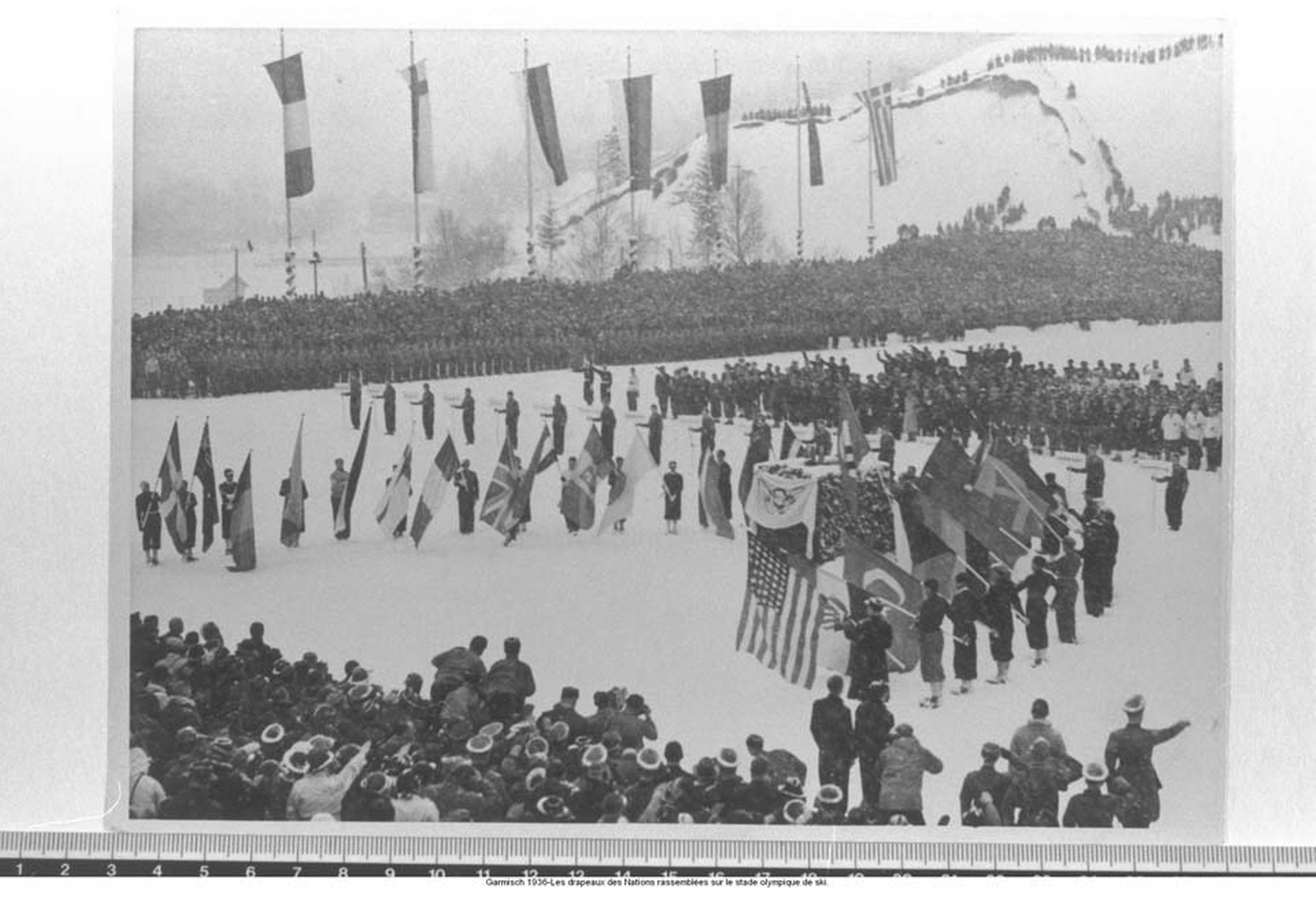 Bendera-bendera negara peserta Olimpiade berkibar di Berlin tahun 1936. Foto dari olympic.org 