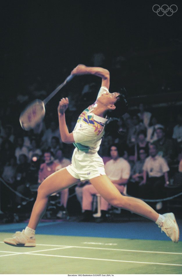 Atlet tunggal putri bulu tangkis, Susi Susanti, memberi medali emas pertama bagi Indonesia pada Olimpiade Barcelona 1992.  Foto dari olympic.org
 