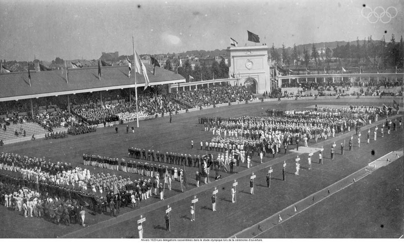 Bendera Olimpiade berlambang 5 cincin pertama kali dikibarkan pada Olimpiade Antwerp di Belgia, 1920. Foto dari olympic.org 