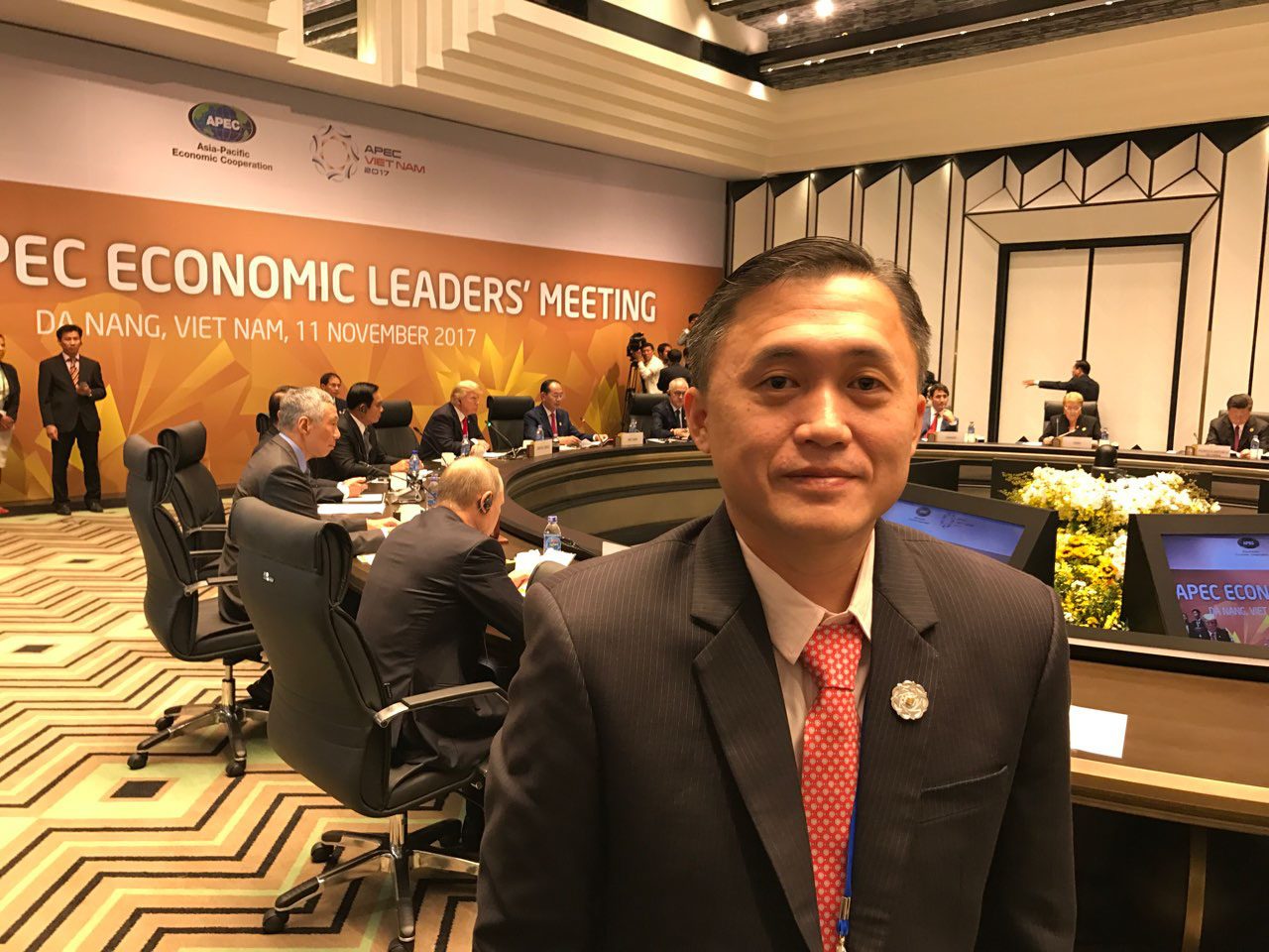 POTUS HERE. SAP Bong Go has a selfie in the APEC event that put US President Donald Trump and Philippine President Rodrigo Duterte in the same room for the first time. 
