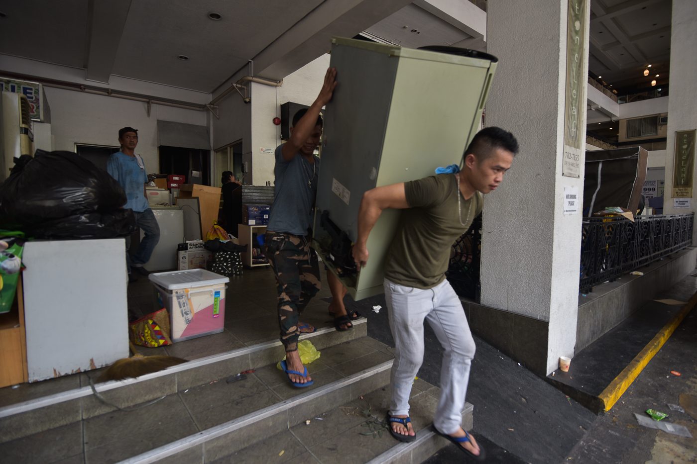 PACK UP. Tenants vacate Mile Long in Amorsolo, Makati on August 18, 2017, after a Makati court ordered their eviction. Photo by LeAnne Jazul/Rappler  