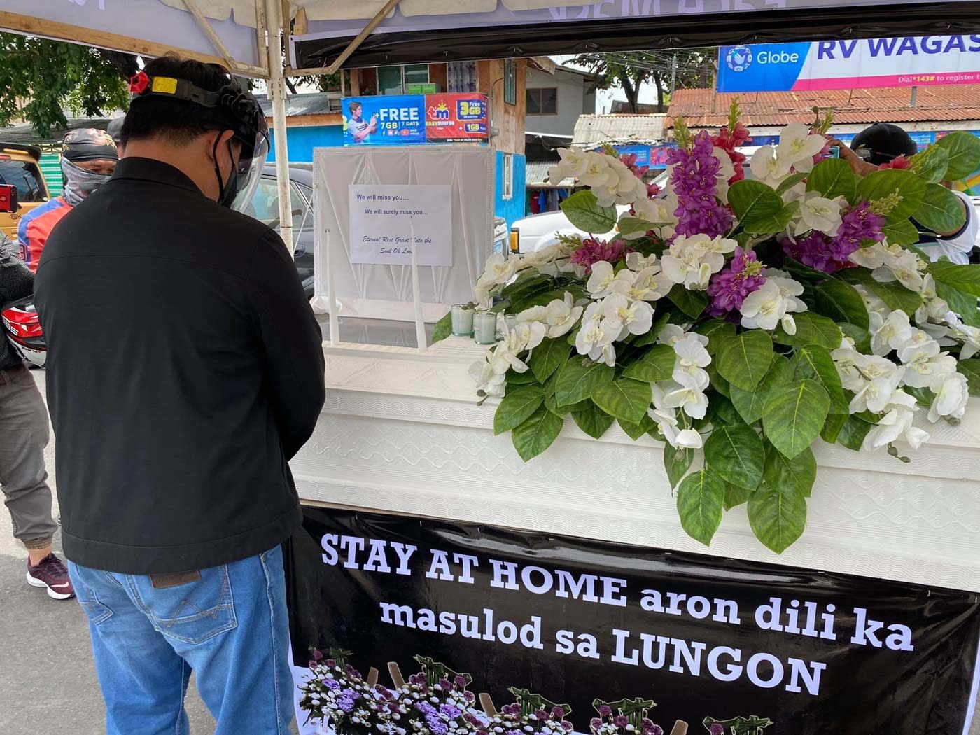 FUNERAL. Lapu-Lapu City Mayor Junard 'Ahong' Chan attends a 'funeral' as part of campaign to show public the dire consequences of violating quarantine guidelines. Photo from Lapu-Lapu City PIO official Facebook page 