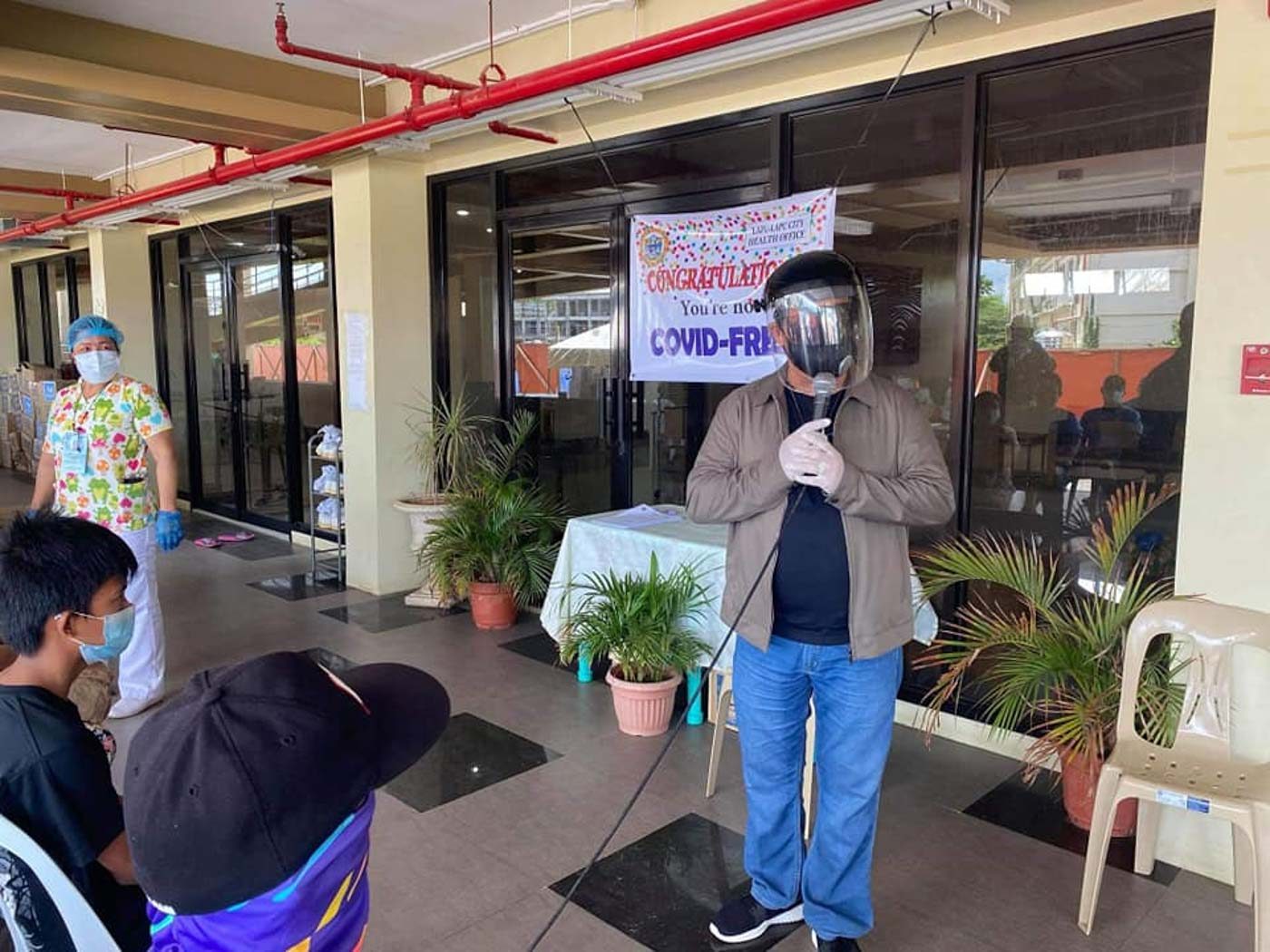 RECOVERIES. Lapu-Lapu City Mayor Junard Chan congratulates the 26 new fully recovered patients who will be coming home from the isolation facility. Photo from Junard Chan official Facebook page 
