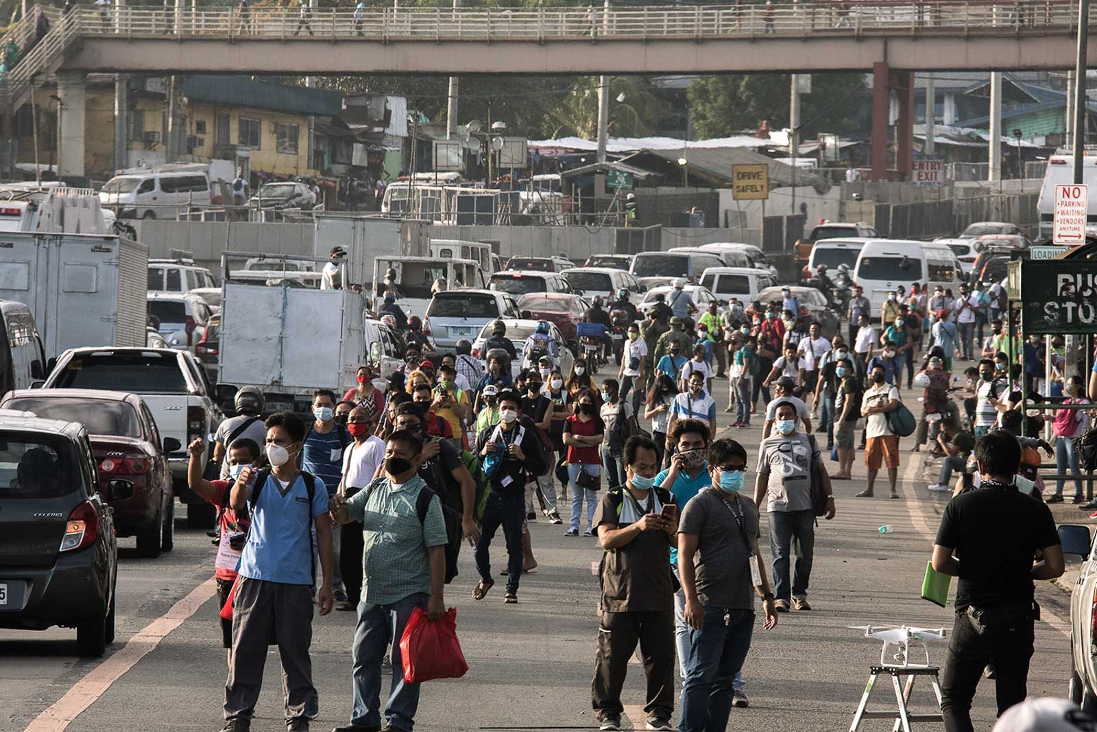 HOTSPOT. Passengers wait for buses along Commonwealth Avenue Quezon City on June 1, 2020, the first day of the General Community Quarantine in NCR. Photo by Darren Langit/Rappler 