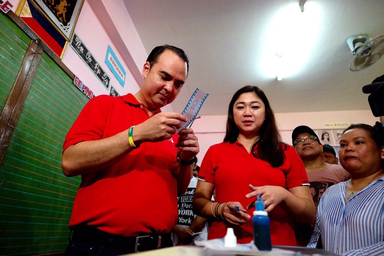 VP candidate Senator Alan Peter Cayetano reading his voters receipt inside the Sta. Teresa Elementary School in Taguig. Photo by Pat Nabong/Rappler 