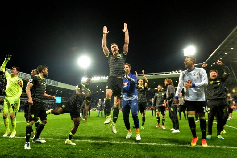 Para pemain Chelsea merayakan gelar juara Liga Primer Inggris setelah mengalahkan West Bromwich Albion. Foto oleh Anthony Devlin/AFP 