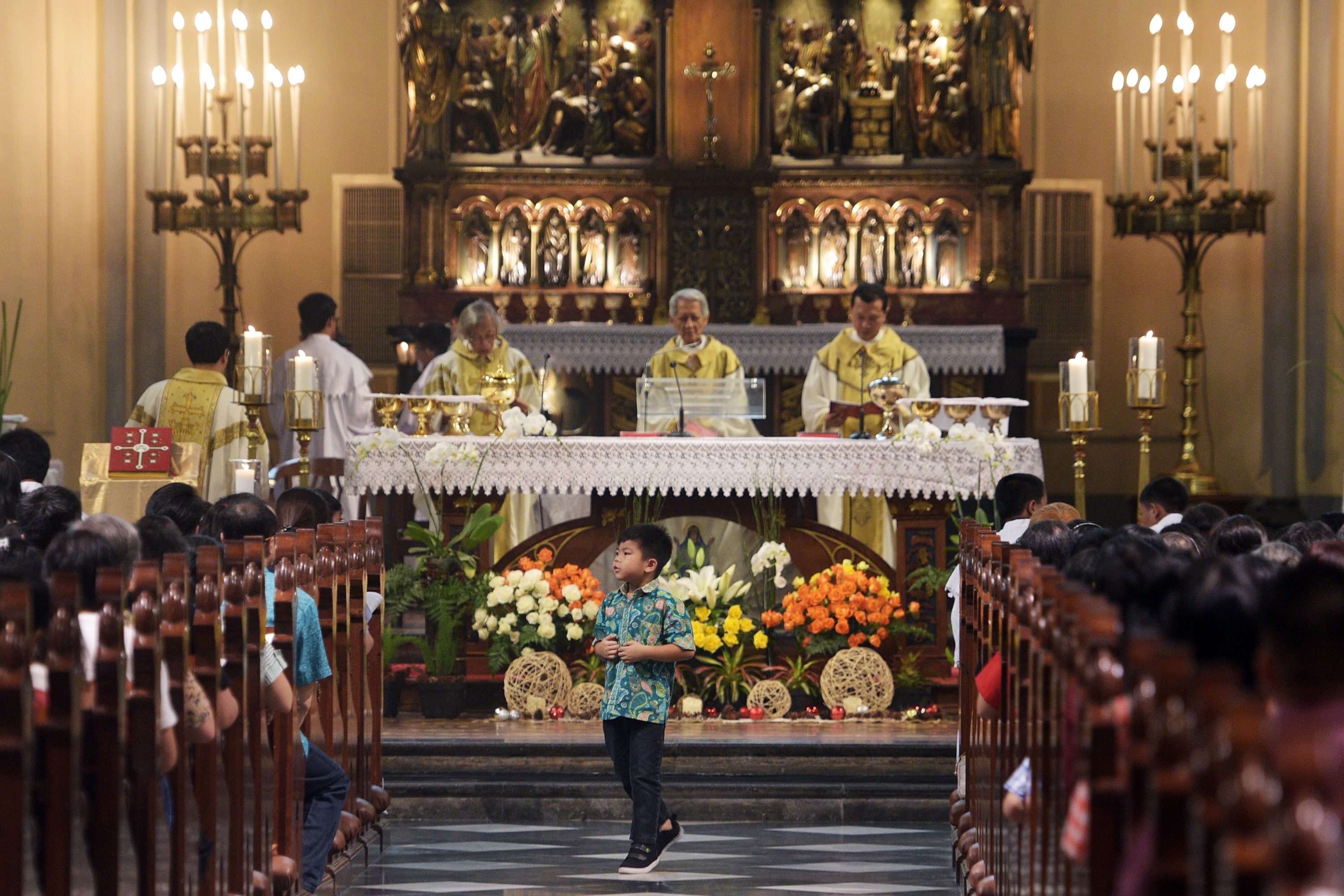 Umat Katolik mengikuti misa malam Natal di Gereja Katedral, Jakarta, pada 24 Desember 2016. Foto oleh Sigid Kurniawan/Antara 