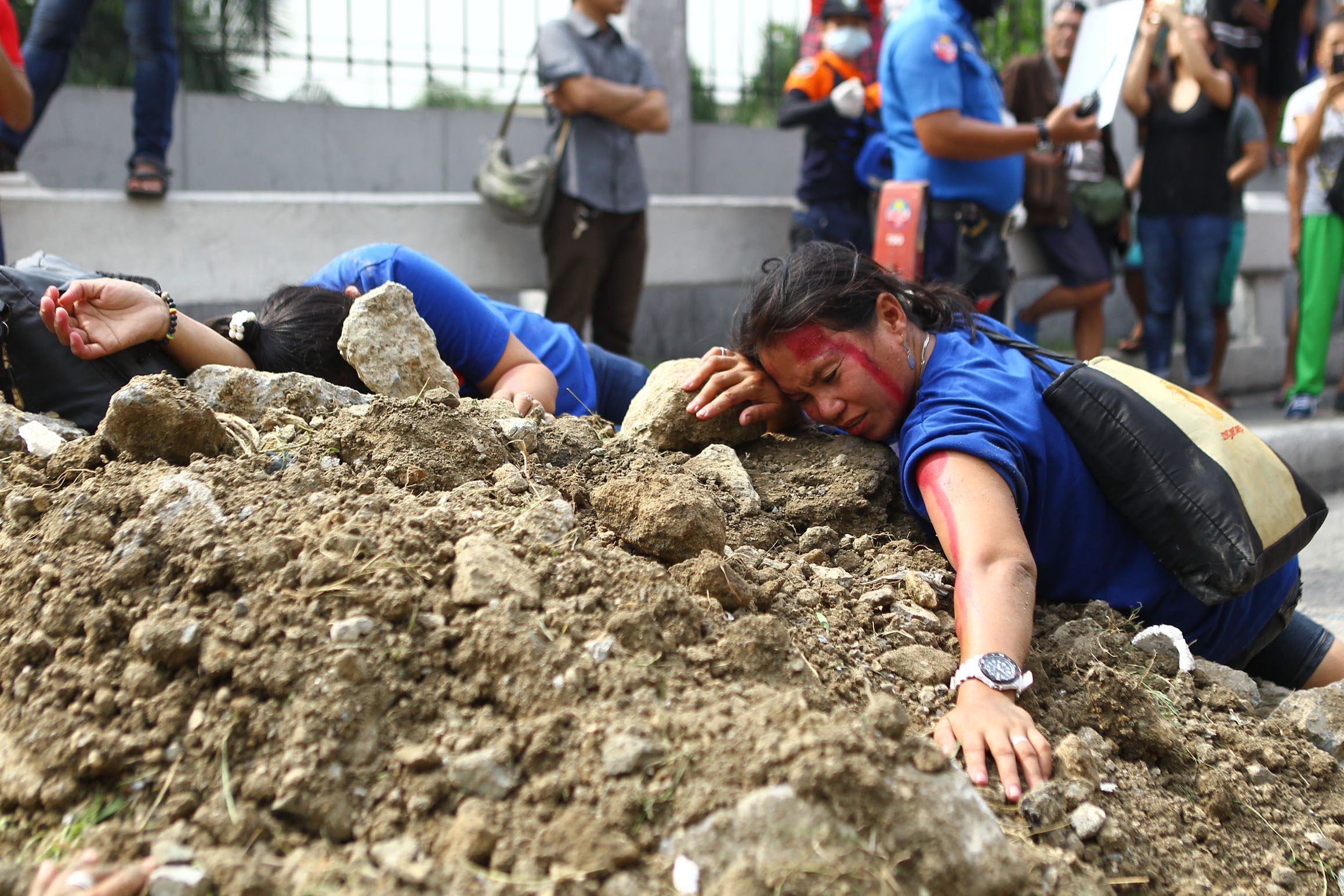 QUAKE AFTERMATH. 'Victims' from the collapsed MRT Station during the #MMShakeDrill. Photo by Josh Albelda/Rappler   