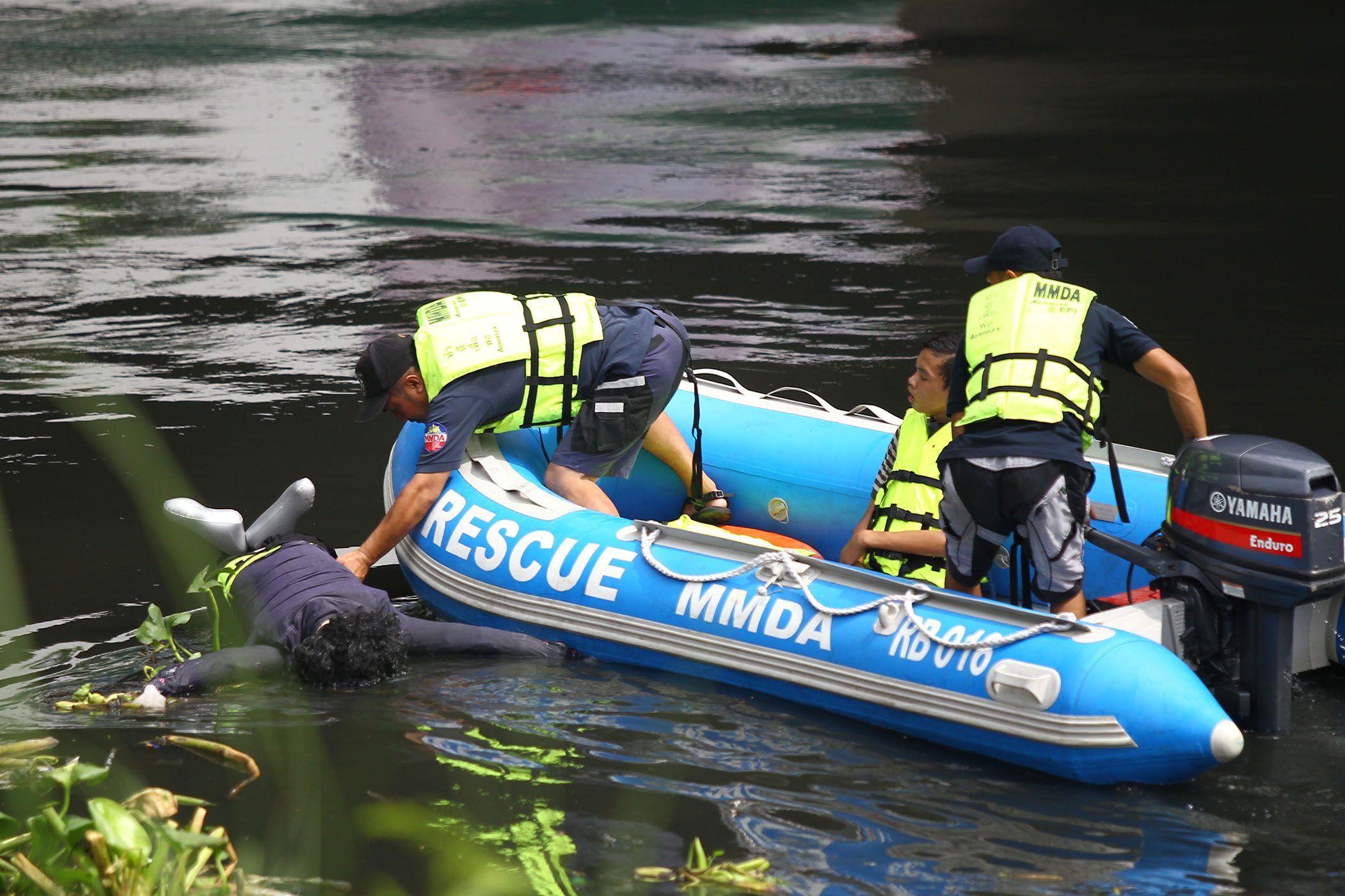 WATER RESCUE. Rescuers pull out a victim from a river during the #MMShakeDrill. Photo by Josh Albelda/Rappler  