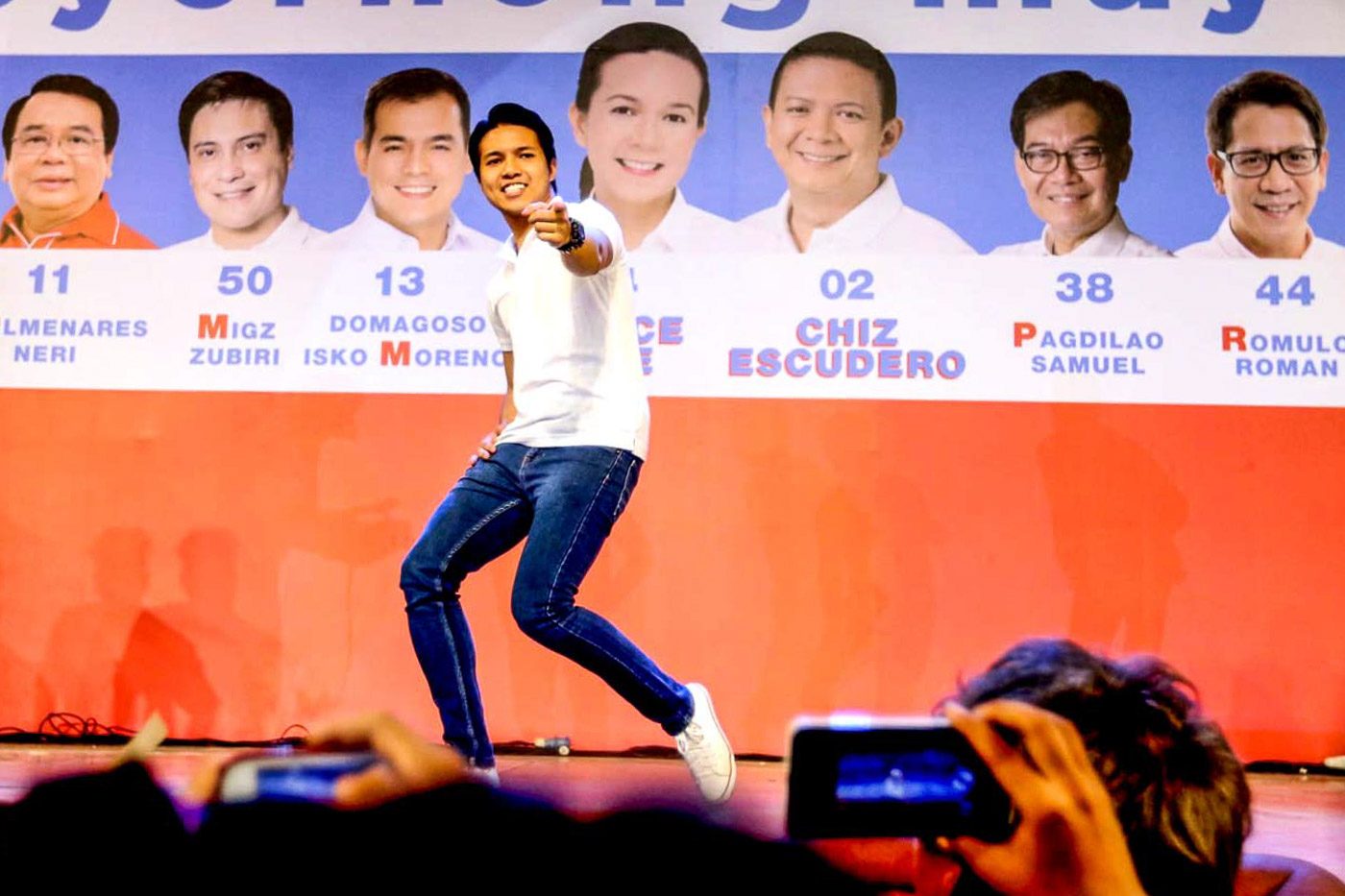 A FORMER TV/MOVIE ACTOR. Brian dances onstage during a campaign rally  in Cebu City on April 5. Photo by Arnold Almacen/Poe-Escudero Media Bureau   