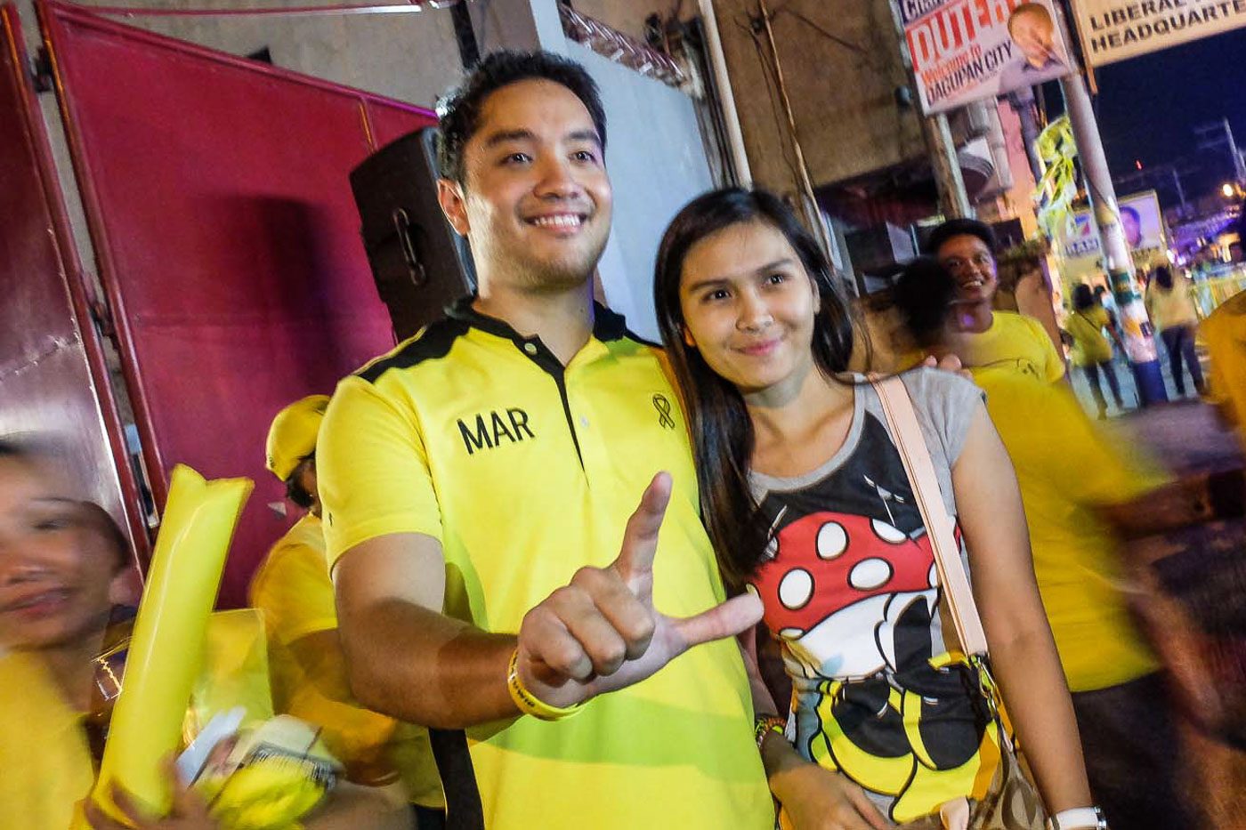 YALE STUDENT. Pao with a supporter in Dagupan City, Pangasinan on April 24. Photo by Alecs Ongcal/Rappler 