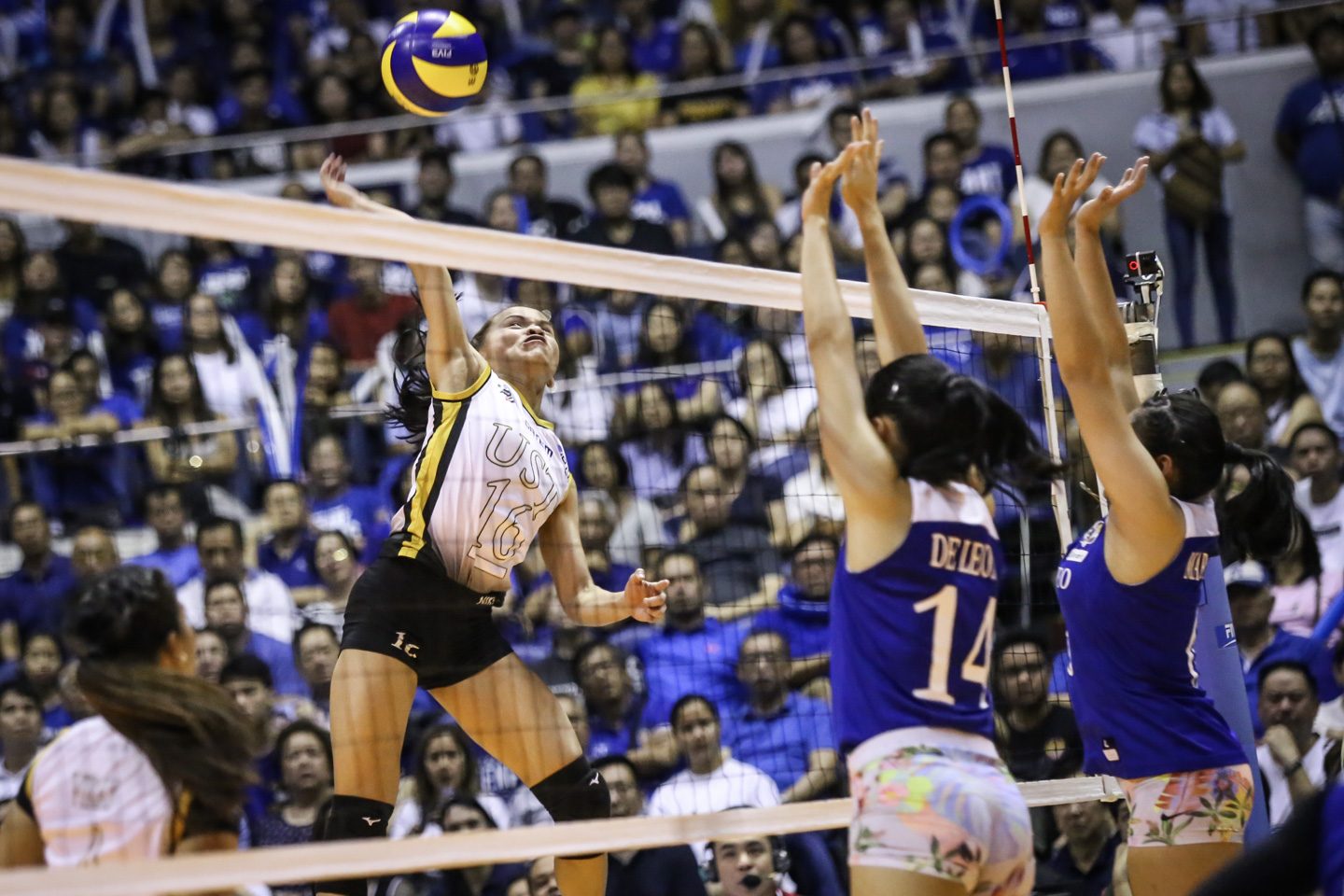 UST stuns Ateneo in straight sets, nears 1st title in a decade