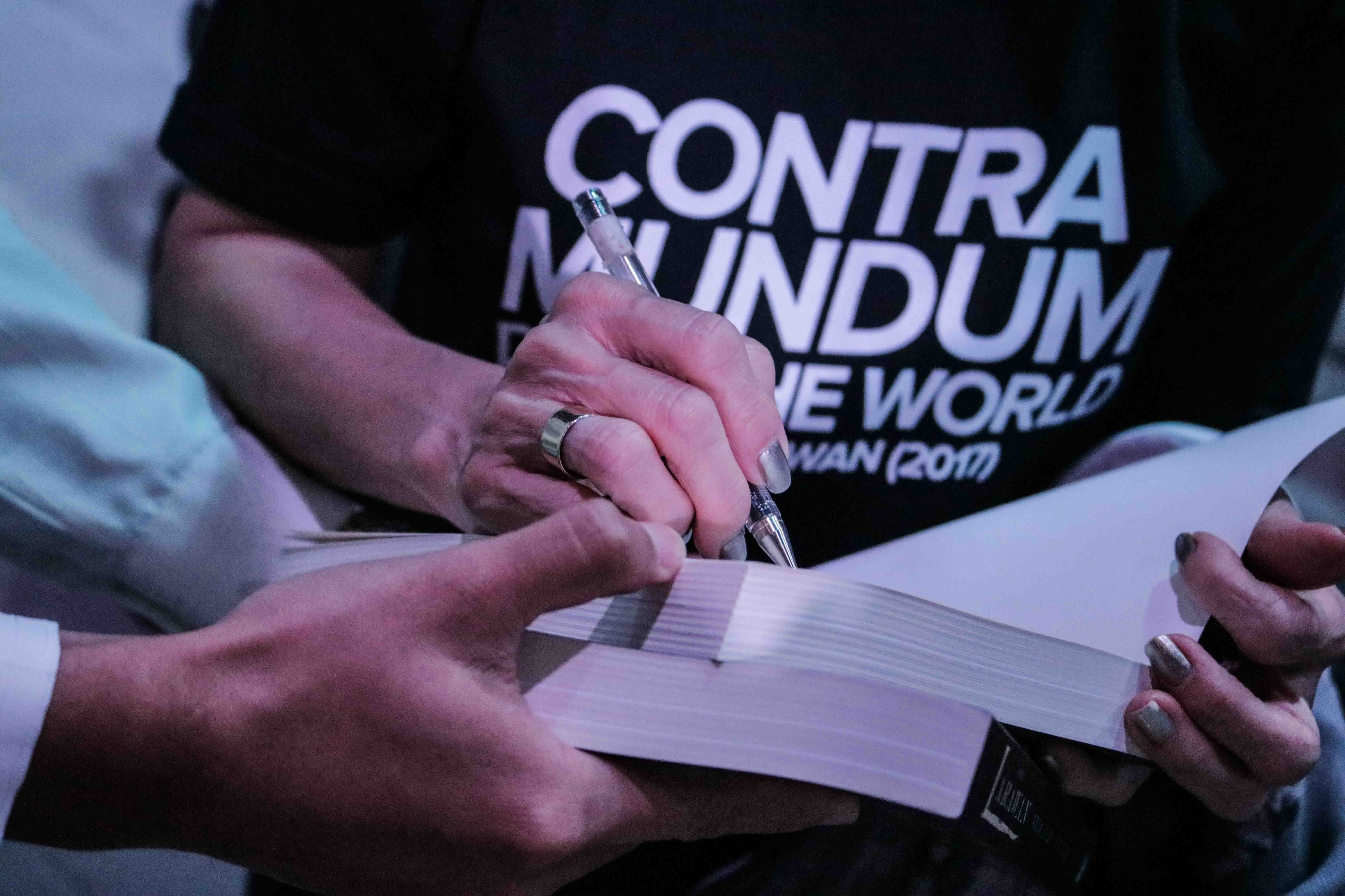 MELAWAN DUNIA.  Kaos yang dikenakan para pemeran dan kru 'Ang Larawan' untuk mempromosikan film tersebut bertuliskan 'Contra Mundum' yang berarti 'Defy the World'.  Foto milik Rachel Alexander 
